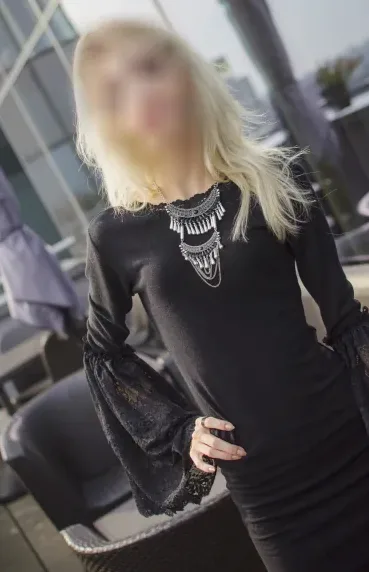 Olivia, 25